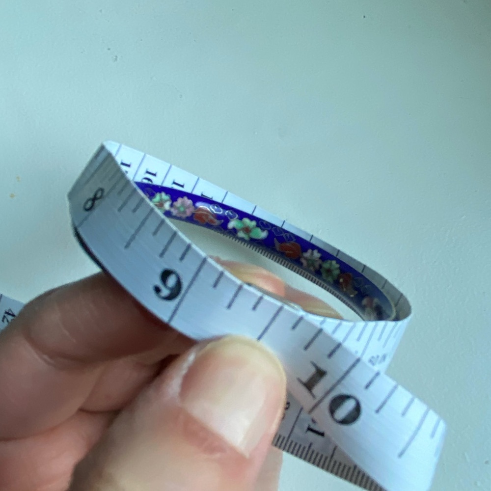 Intricate bangle bracelet with floral design - Picture 4 of 4